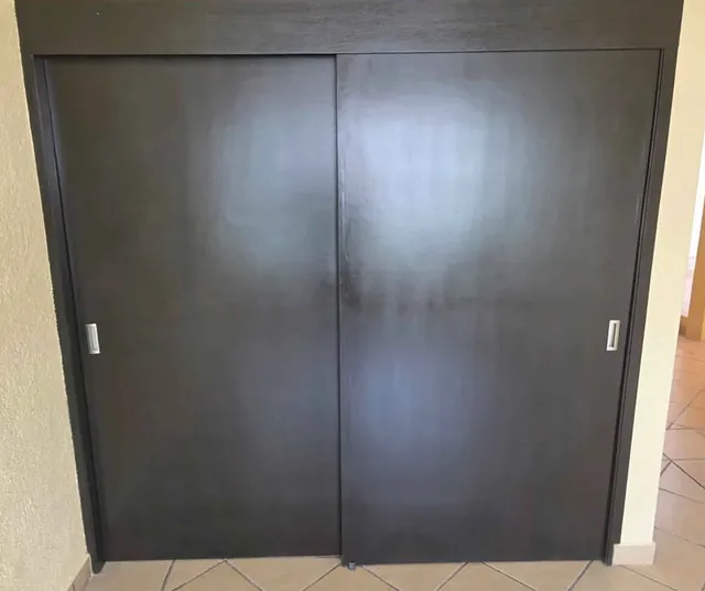 Closet con dos puertas corredizas en tono chocolate