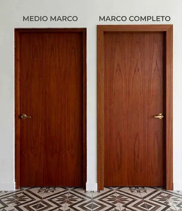 Puertas de madera en tono cerezo: una con medio marco y otra con marco completo